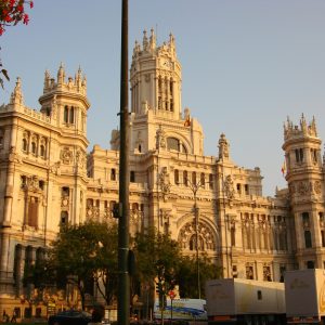 İspanya Turu Madrid şehir merkezi Cibeles Sarayı ve palmiye ağaçları