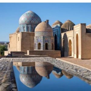 Semerkant Şah-ı Zinde nekropolü turkuaz çinili kubbeleri ve yansıma havuzu