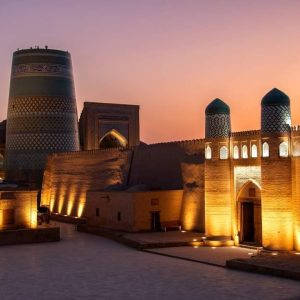 Özbekistan Hiva (Khiva) İçan Kale surları gün batımı manzarası ve tarihi şehir silüeti